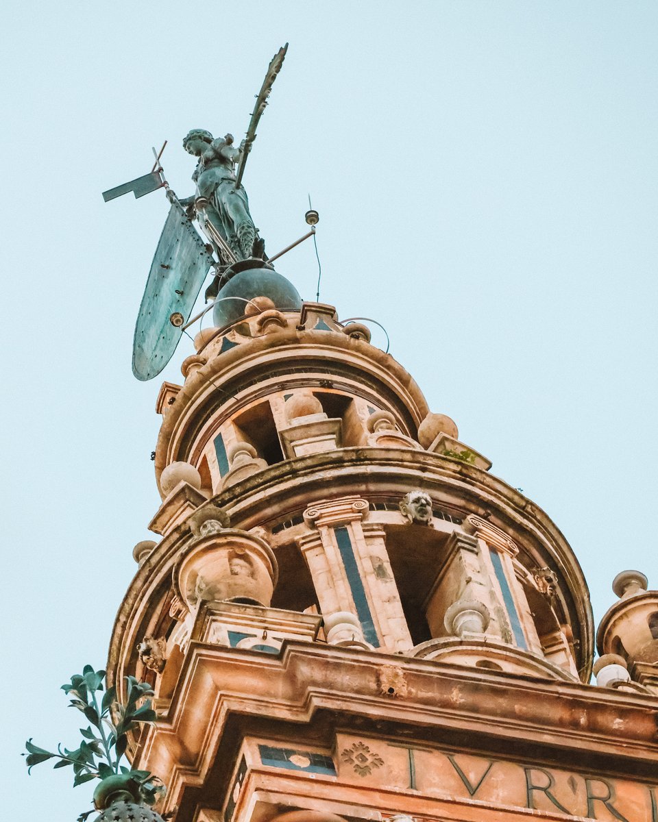 La #EOSR10 es una cámara mirrorless del Sistema EOS R, con sensor APS-C. Su resolución de 24,2MP, su diseño compacto y sus creativas funciones, la convierten en la cámara ideal para contar historias de una forma única e innovadora. 📸 @DianaMiaus en Sevilla con esta cámara.