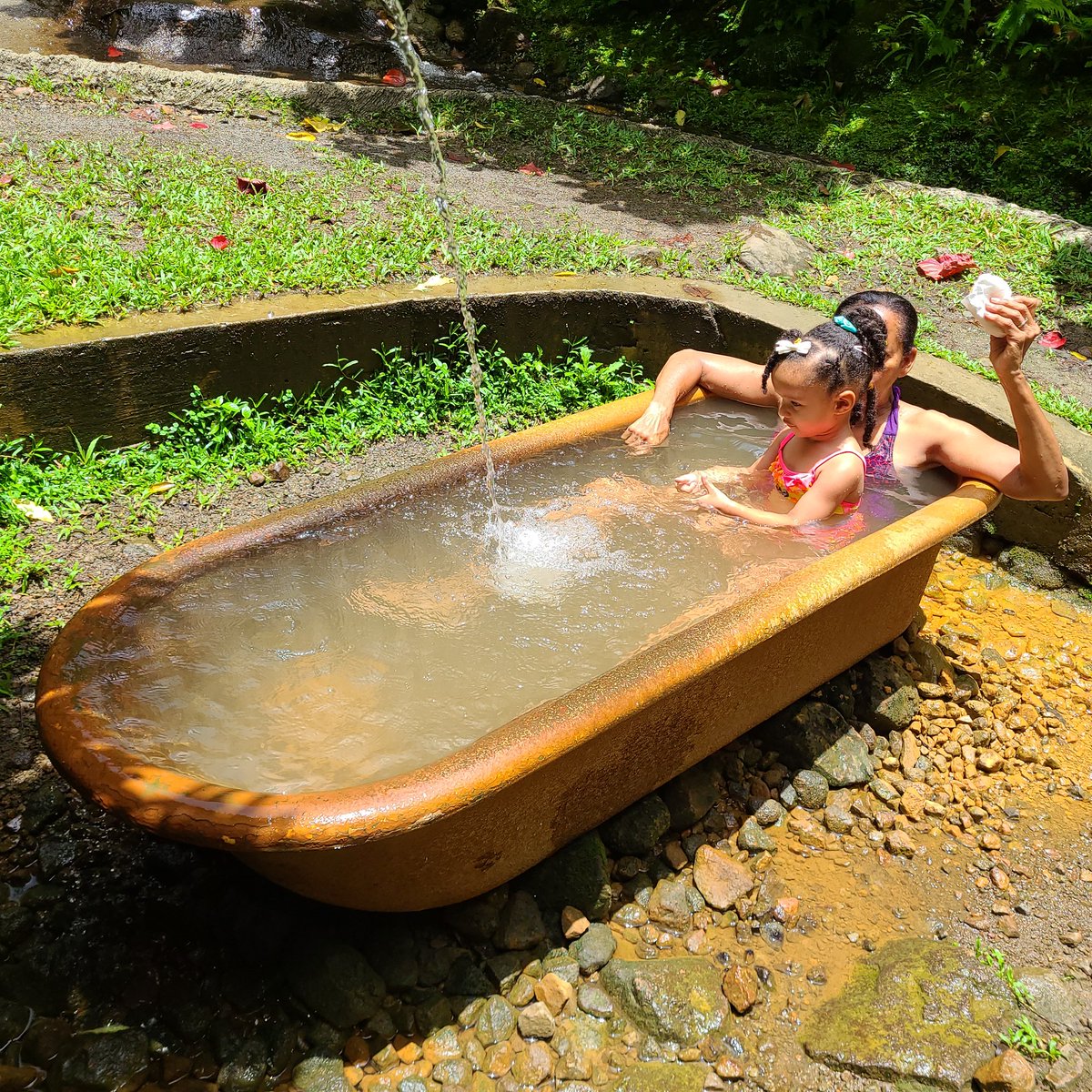 ChezDominique's tweet photo. Island living.. HOME is where my heart is & as I get older I appreciate it more and more.. It is so important that my little human knows her roots and culture.. Sweet Dominica π©π² π. #Sulphersprings Tikwen Glosho hot Sulphur springs.. natural therapy for all your aches & pains https://t.co/yovA78s88C