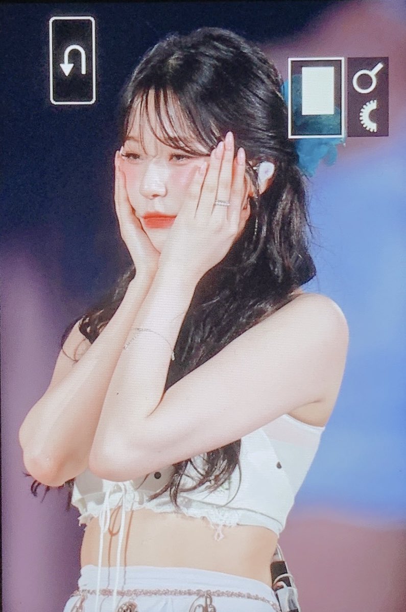 JIHEON_120's tweet photo. 220804 칸코레 프리뷰
고생 많았엉🤍
#fromis_9         #프로미스나인         #백지헌 https://t.co/cO4RveSyjb