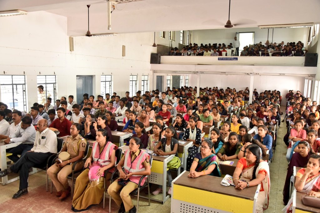 भारतीय स्वातंत्र्याच्या 'अमृत महोत्सवी वर्षा'त 'घरोघरी तिरंगा' उपक्रमांतर्गत कारंजा लाड येथील ईन्नाणी महाविद्यालयातील विद्यार्थ्यांशी SP श्री.<a href="/IPS_Bachchan/">Bachchan Singh</a> यांनी संवाद साधत मोलाचे मार्गदर्शन केले.
@digp_range <a href="/DGPMaharashtra/">महाराष्ट्र पोलीस - Maharashtra Police</a> <a href="/maharashtra_hmo/">HMO Maharashtra</a> <a href="/InfoWashim/">जिल्हा माहिती कार्यालय वाशिम</a> <a href="/PSKaranjaCity/">Police Station Karanja City पोलीस स्टेशन कारंजा</a>