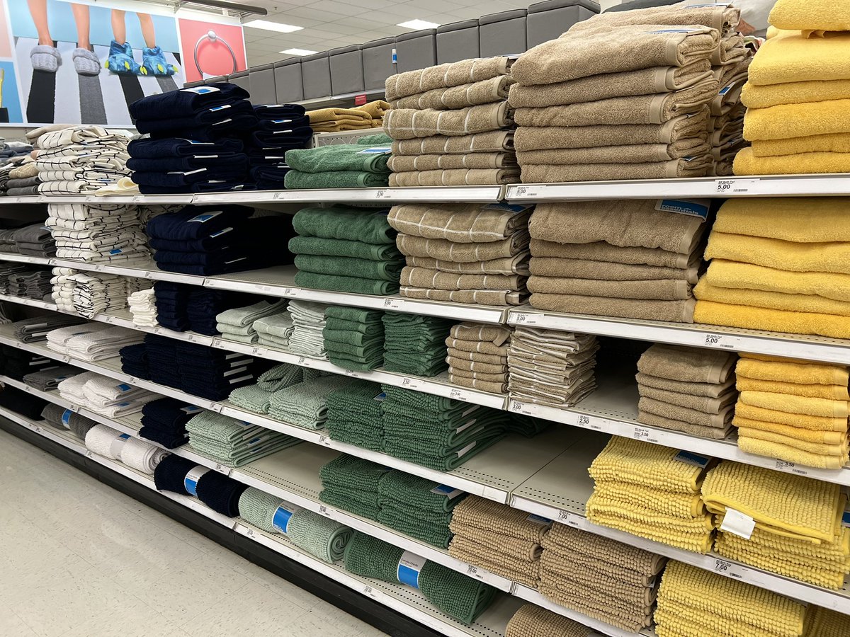 Lee2380TGT's tweet photo. Amazing job done by TMs April && Jaylah in our home section! π€©These folds? Zoned to perfection? *chefβs kiss* #GuestReady #AestheticallyPleasing #HarlemTarget https://t.co/6m4wi0uh1n