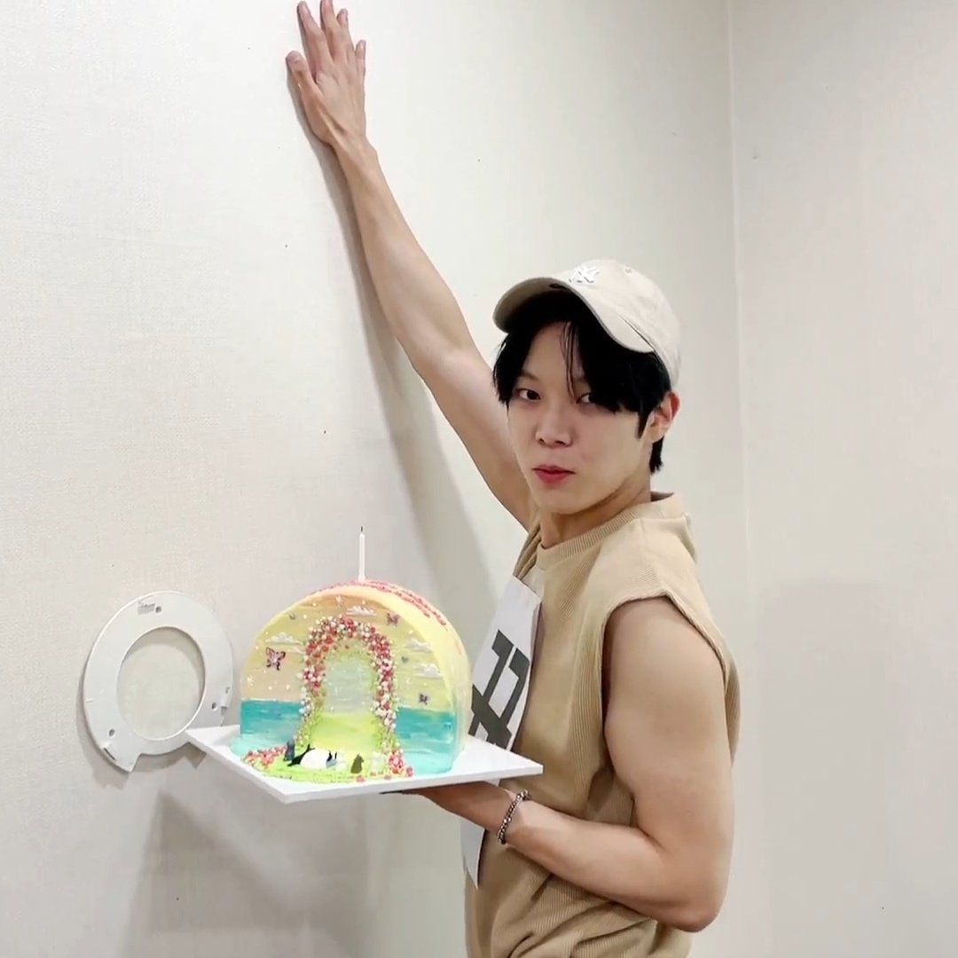 baeheonthinker's tweet photo. i would like to focus on his cute face or on his silly pose but https://t.co/35EVubfATM