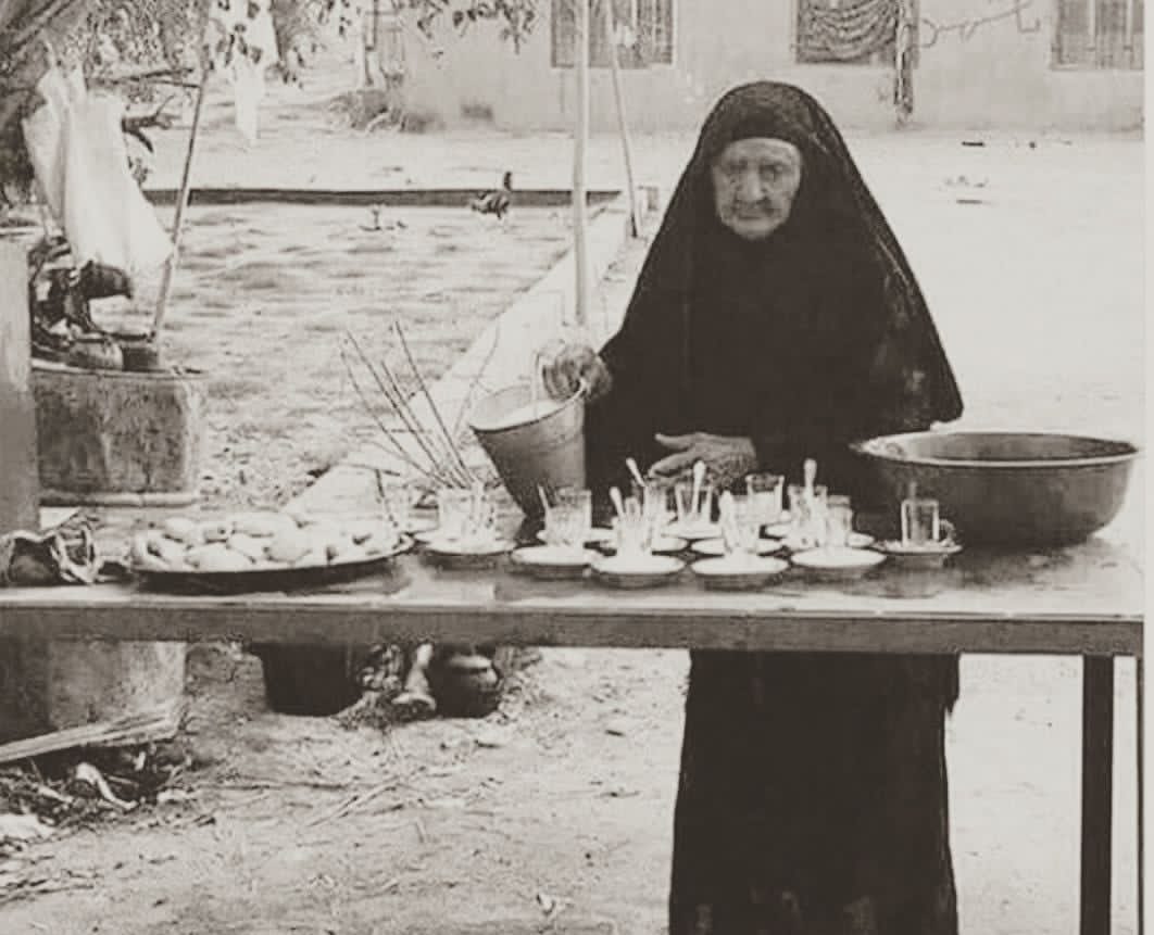 *كل فقراء العالم* 
*يأكلون على أعتاب سادتهم* 
*إلا فقراء الحسين عليه السلام* 
*فإنهم يطعمون العالم*
*على أعتاب سيدهم*

*السلام عليك يا ابا عبدالله*❤