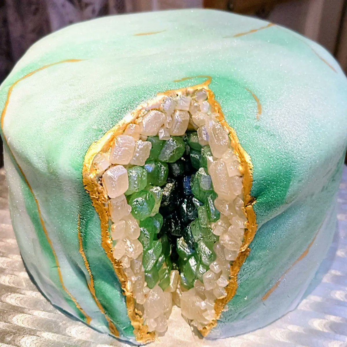 Manxy_Girl's tweet photo. Made this Gluten free, Caramel cake with caramel buttercream, Geode style, for my niece's Bday for 30/7/2022 &amp; it went down well &amp; they said it tasted amazing. #birthdaycake #glutenfree #caramelcake #geodecake #cake #cakedecorating #cakeart #cakedesign #fondant #glutenfreecake https://t.co/uLpH7HSpWx
