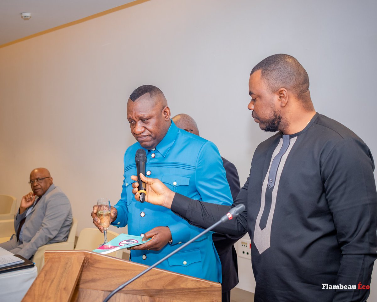 flambeau_eco's tweet photo. Science Éco : Un Nouvel outil scientifique vient de voir le jour en RDC. La société d'investissement Weza Investissement soutient l'oeuvre de Justin Kabongo lors du vernissage du livre intitulé "La Lutte acharnée contre la corruption et les détournements des Biens publics en RDC" https://t.co/6at7LTZXzO