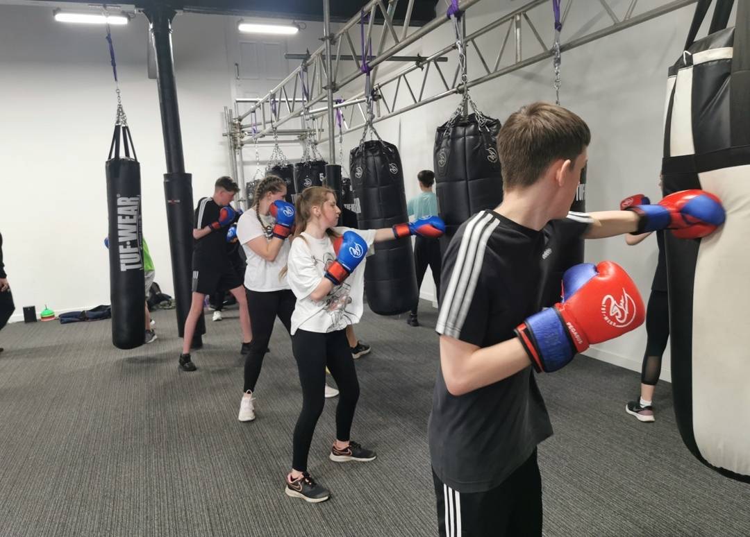 PSOSDunfermline's tweet photo. #DunfermlinePSYV sampled their first ever Punch Beyond session @trenchboxing
Gained insight on how emergency services respond to serious violent incidents
Then tested their fitness & endurance jumping into hard hitting boxing session π₯π₯
#PunchBeyondYourLimits
@PolScotVol https://t.co/d3OASXeReZ