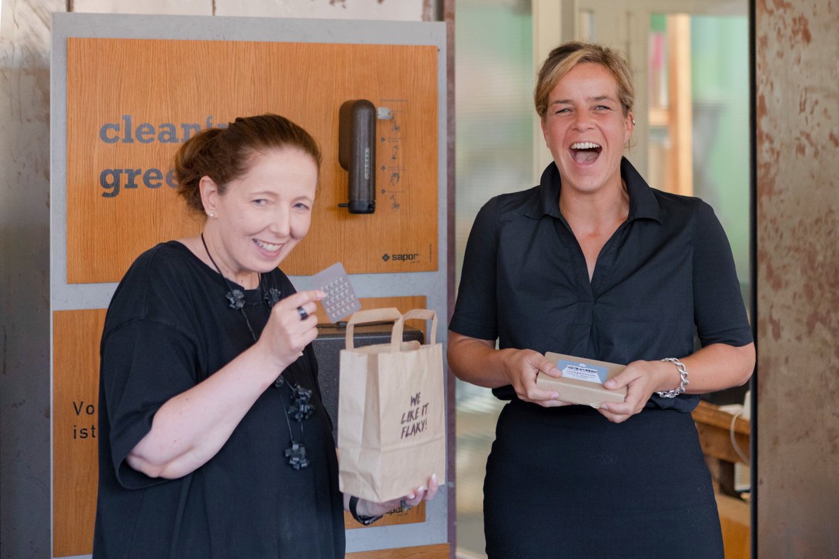 So sieht Begeisterung für #ZirkuläreWertschöpfung aus! Danke an Ministerin <a href="/MonaNeubaur/">Mona Neubaur</a> für den Besuch und den Fokus der Sommertour auf dieses spannende und wichtige Thema. 
#circulareconomy #greendeal #nachhaltigkeit #festeseife #greenwashroomforfuture #greentechruhr