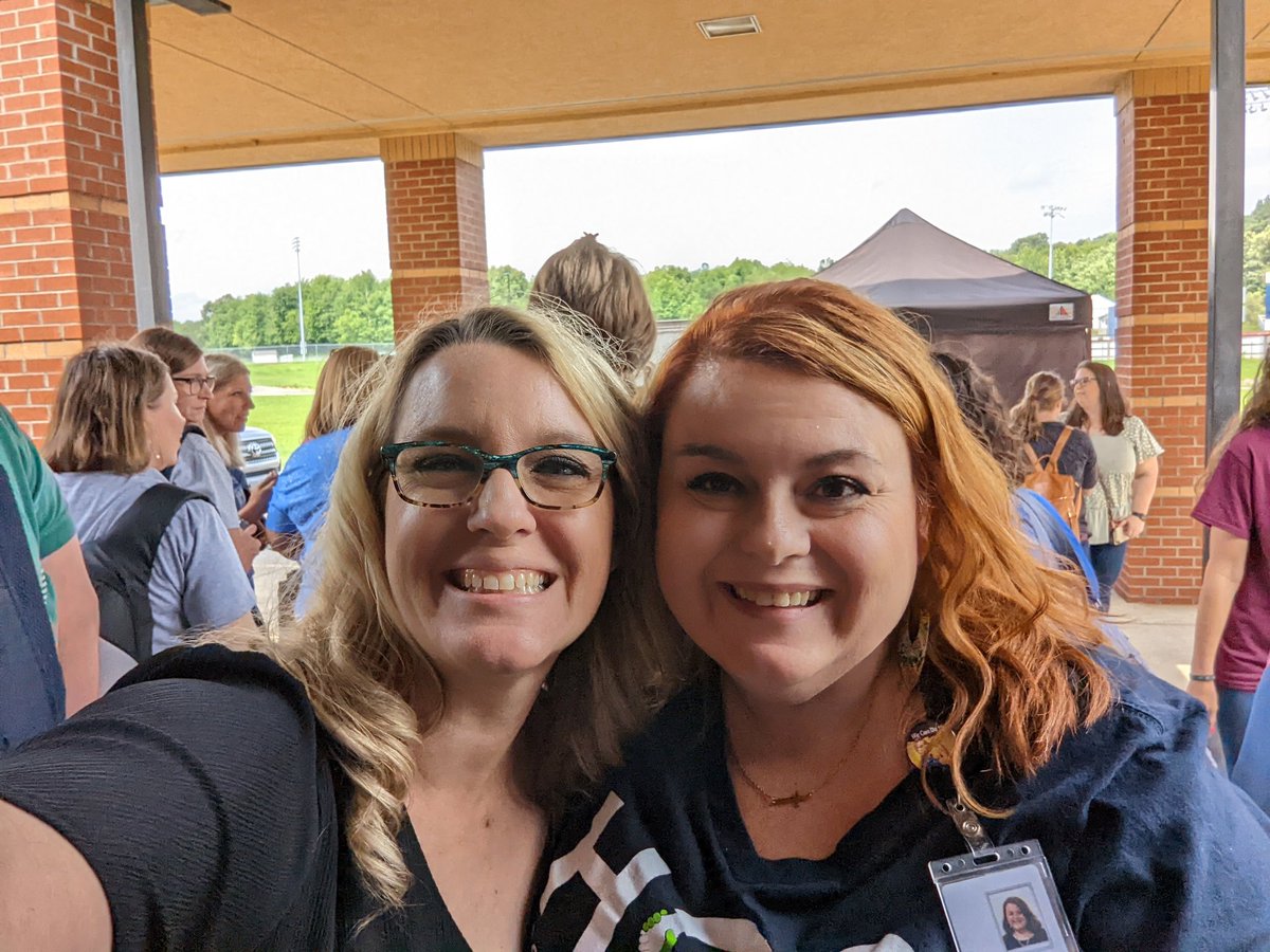 alicekeeler's tweet photo. Food truck time!! Having an awesome day teaching about Google and the 4cs in Kentucky. @wendyomitchell https://t.co/ZEHsQ0uOd4