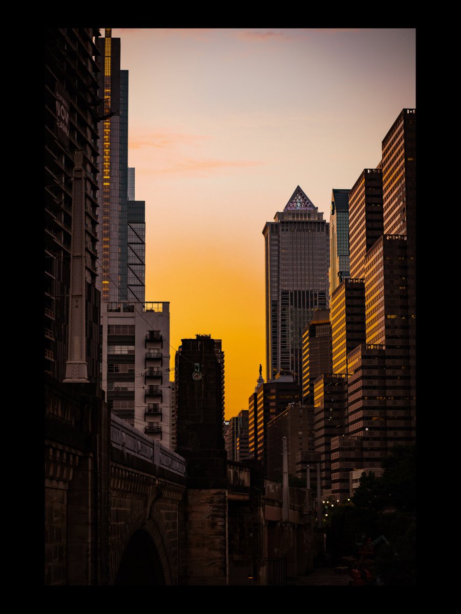 DrewSikes1's tweet photo. Sunrise in Philly
For sale at: https://t.co/7SRHAMDsoc https://t.co/AJY87CNccx