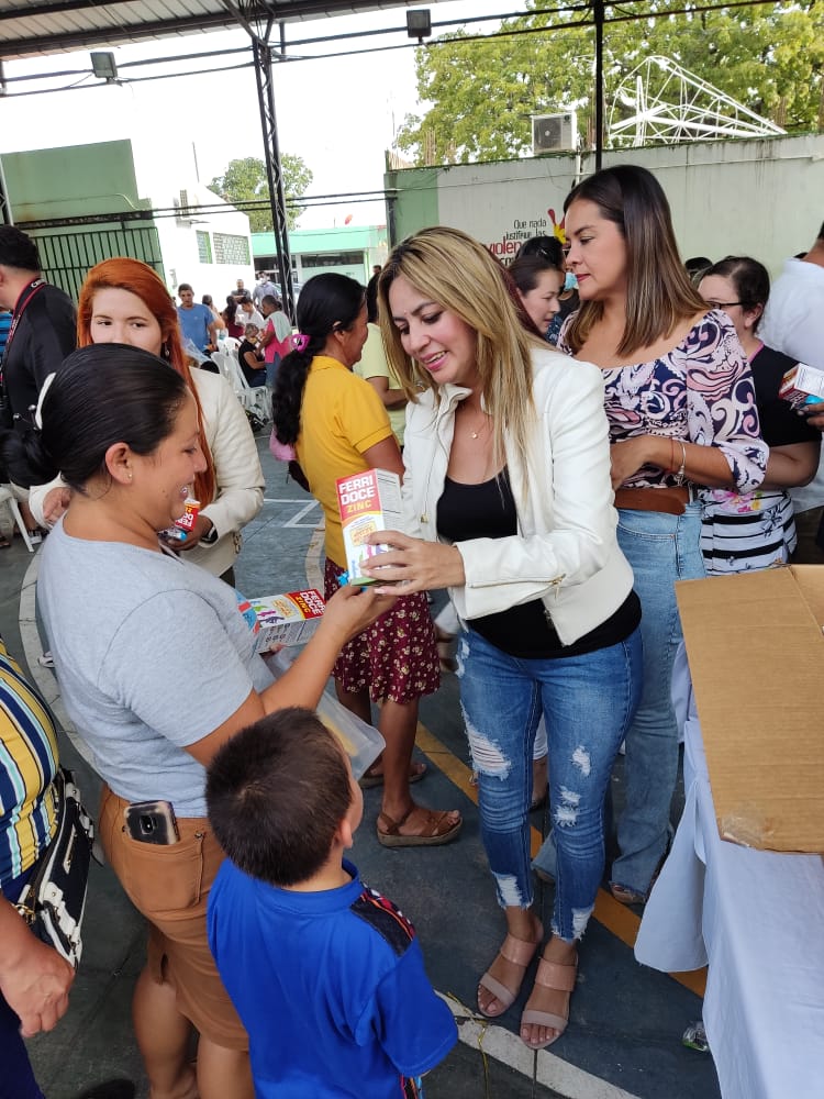 CeciliaVargas_1's tweet photo. Visitamos el municipio de Agulares con apoyo del #ProgramaAmar y #MujeresLideres @lorerodi a más de cien familias, vitaminas para niños y adultos mayores y muchas sorpresas para los pequeños en coordinación con la Alcaldía de este municipio. https://t.co/rYJHl2rYUU