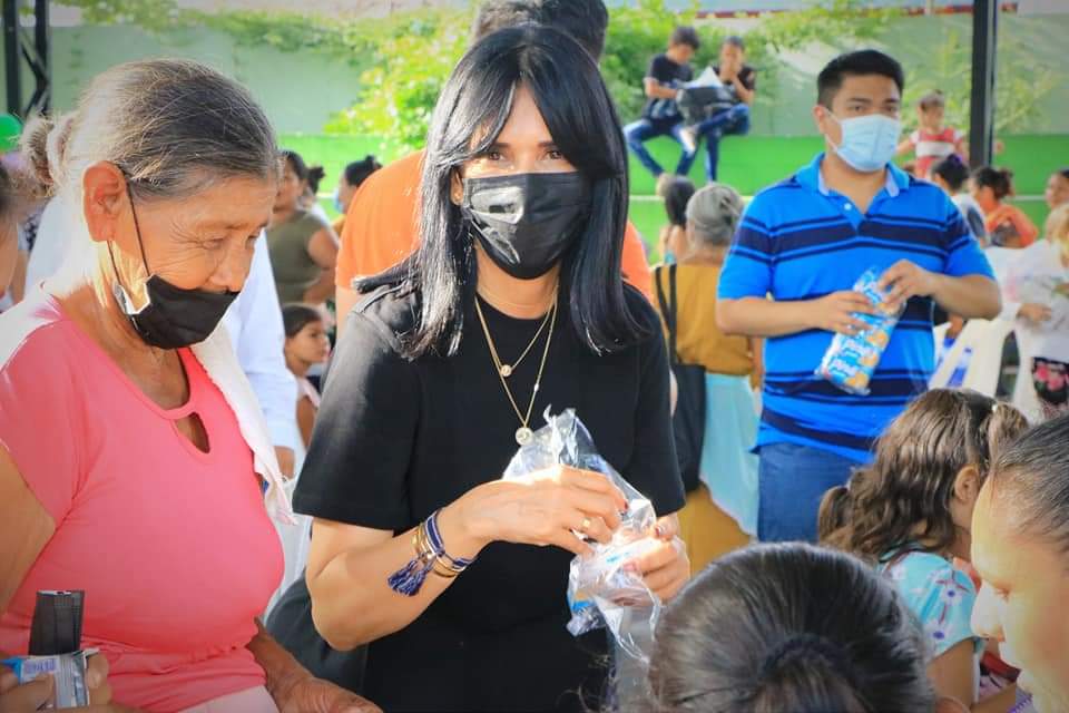 CeciliaVargas_1's tweet photo. Visitamos el municipio de Agulares con apoyo del #ProgramaAmar y #MujeresLideres @lorerodi a más de cien familias, vitaminas para niños y adultos mayores y muchas sorpresas para los pequeños en coordinación con la Alcaldía de este municipio. https://t.co/rYJHl2rYUU