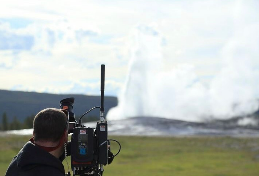 Vislink's tweet photo. Iconic.

#oldfaithful #yellowstone #liveproduction #rfcamera #vislink #wirelesscamera #setlife #cameraoperator #aerialvideosystems #avs #thisiswhatwedo
📸 Aerial Video Systems #AVS @NEPBroadcasting https://t.co/CyYR41Ljql