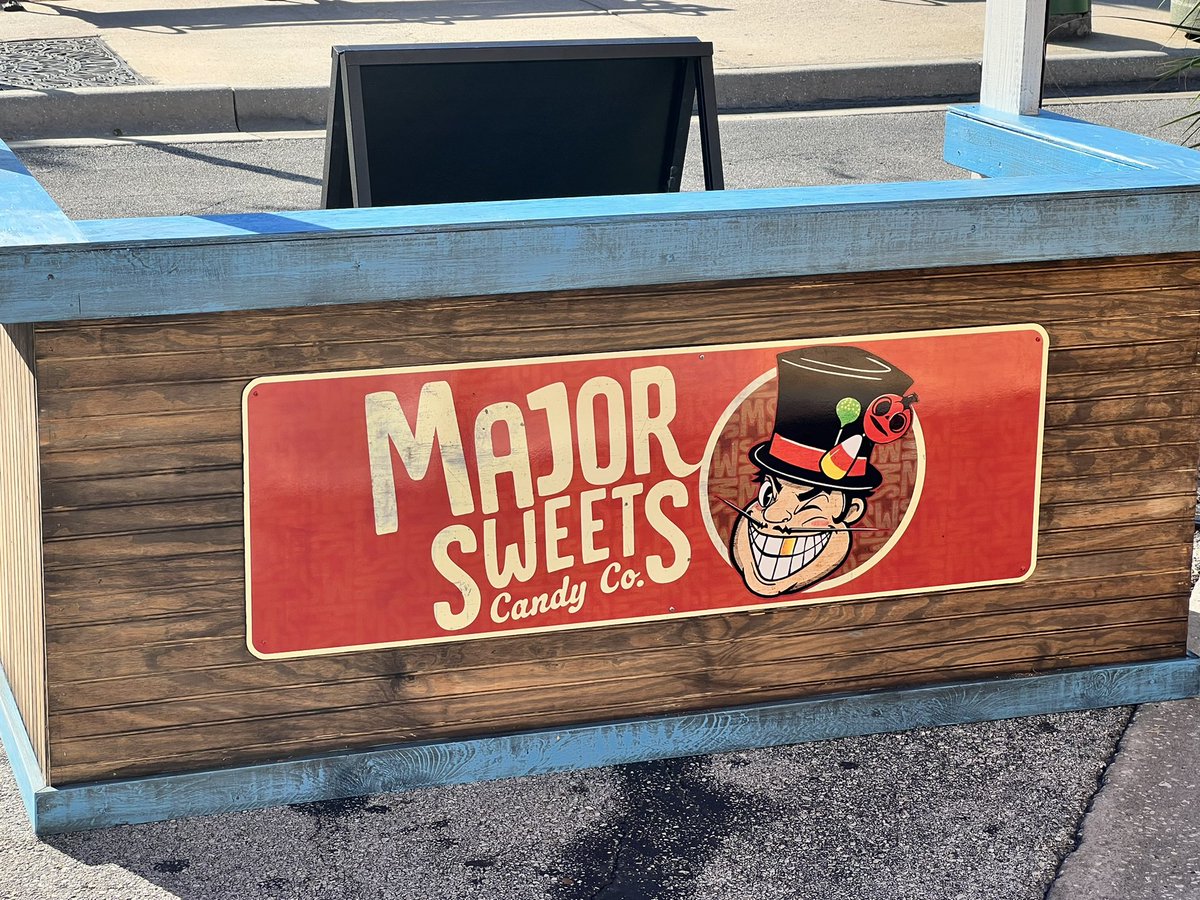 It’s Major Sweets! A few more props have been added to the New York scare zone. <a href="/HorrorNightsORL/">Halloween Horror Nights</a> #HHN31