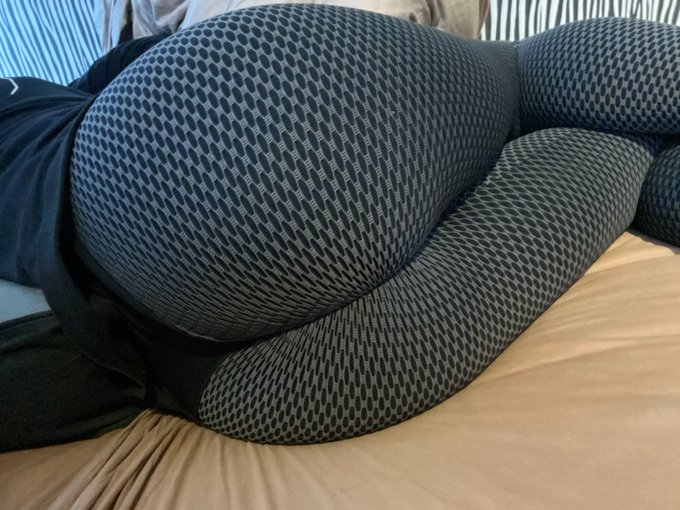 Leggings feel so good against my ass ♥ 

1/2 https://t.co/7N3L6ZlsgV