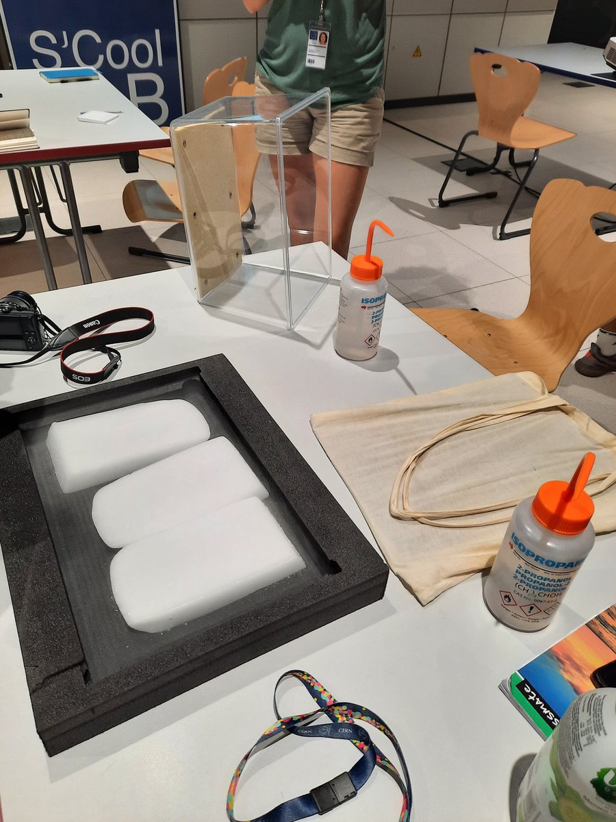 Mezzo1173's tweet photo. Cloud chamber workshop #scoollab #cern #ITW2022 https://t.co/4RMj9Weu8V
