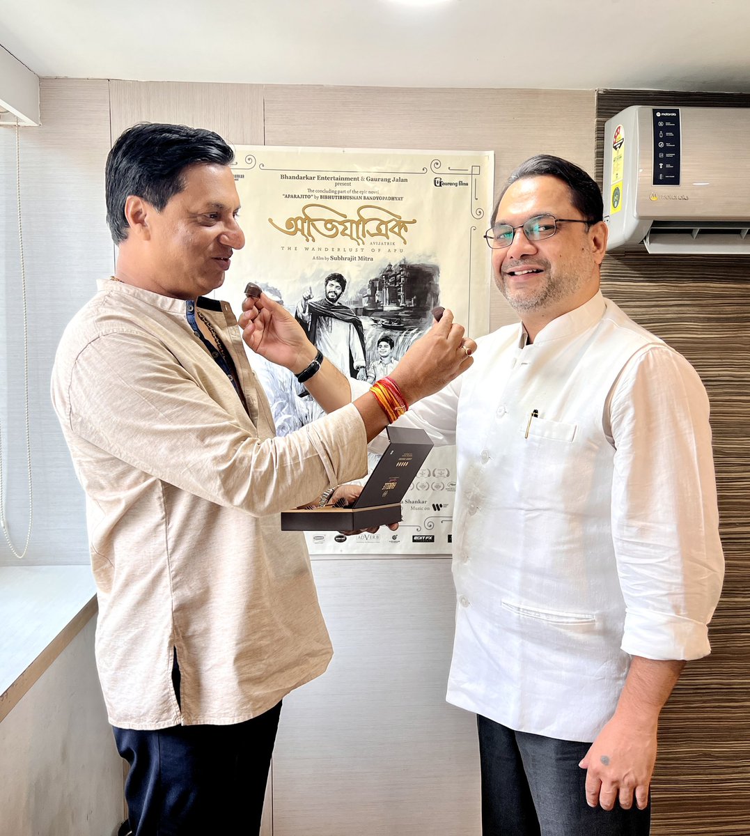 imbhandarkar's tweet photo. In @BhandarkarEnt Office with my friend & joint presenter Gaurang Jalan of @filmavijatrik celebrating our 2 National Awards .
Producers @gaurangfilms @imbhandarkar & #NCKS. 🙌 @subhrajitmitra @arjun_c @arpitacp @warnermusicin @bickramghosh @ShankarAnoushka @BholSupratim https://t.co/3eubX5vBDZ