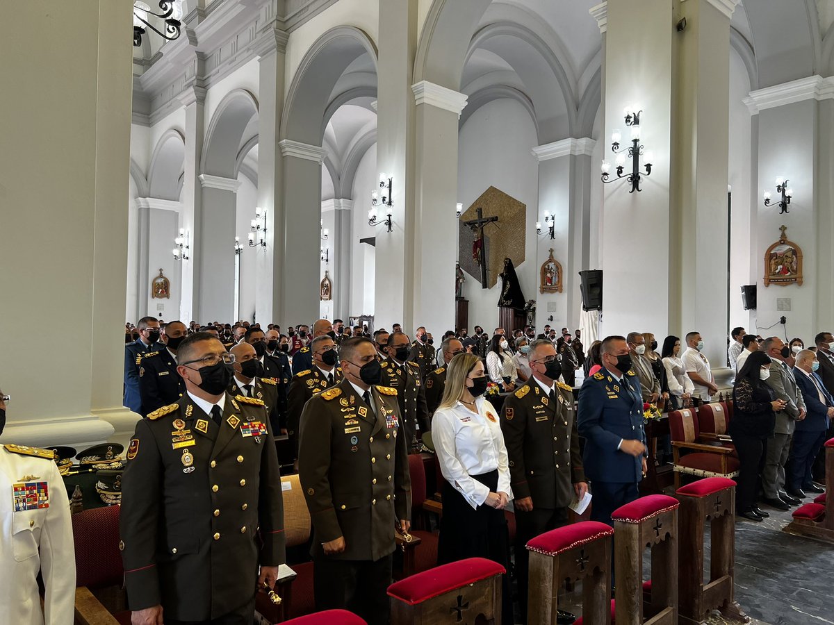 comandosergioh's tweet photo. Hoy estamos con nuestras oraciones y como nos caracteriza como la gran familia que somos, dando gracias a Dios en esta actividad llena de hermandad #MaduroIndestructible https://t.co/77DTp4VZKq
