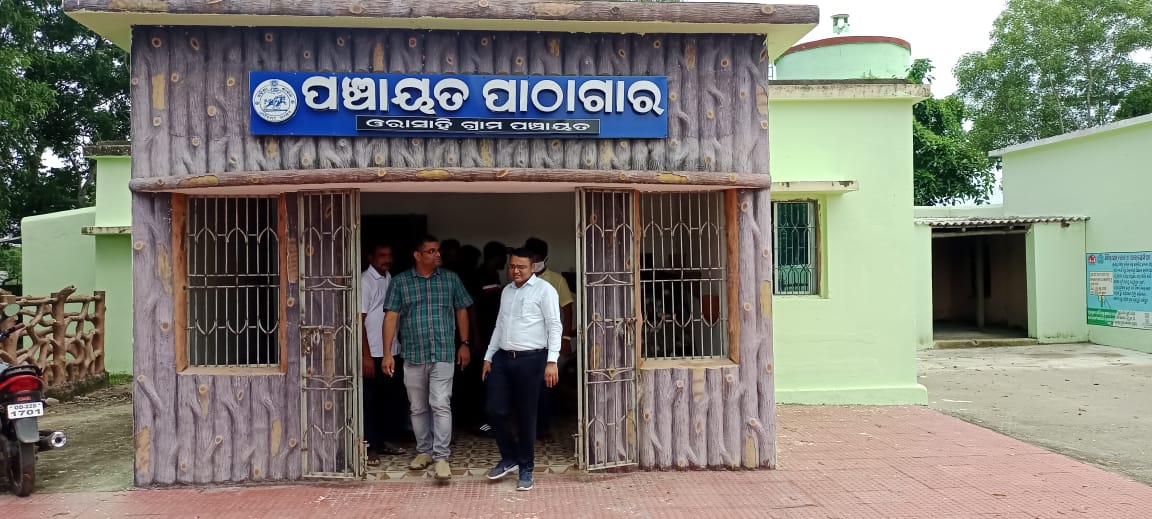 ଜିଲ୍ଲାପାଳ, ଭଦ୍ରକ ଆଜି ଚାନ୍ଦବାଲି ଗସ୍ତ ସମୟରେ ଓରାସାହି ଗ୍ରାମ ପଞ୍ଚାୟତ ର ପଞ୍ଚାୟତ ପାଠାଗାର ପରିଦର୍ଶନ କରିଥିଲେ ।