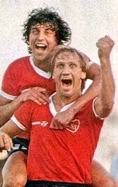 -118 años. 
-7 Libertadores.
-18 Copas.
-14 locales.
-2 del mundo.   -Tetracampeon de copa Libertadores.
-120 mil socios. 
-5 millones de hinchas. -Hicimos 3 canchas. -Bochini, Erico. 
Unico e incomparable.

<a href="/Independiente/">C. A. Independiente</a> EL REY COPAS.

-VOLVEREMOS OTRA VEZ..