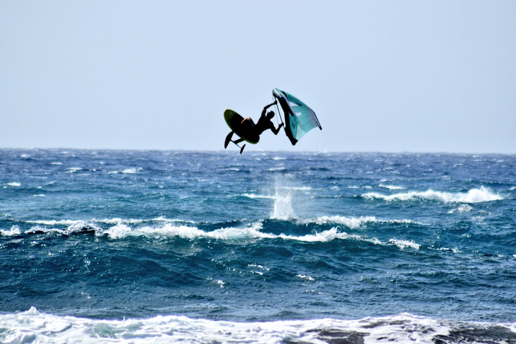 Buenas voladas de los #wingfoiling en #elmedano. Se va viendo nivel en esta "nueva" disciplina.