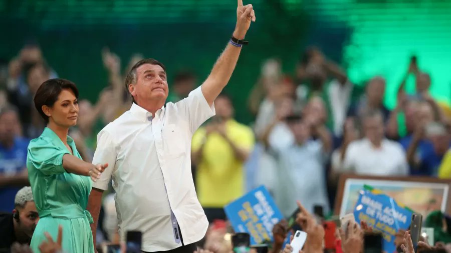 UOLNoticias's tweet photo. A última pesquisa Datafolha apontou crescimento de Bolsonaro entre as mulheres. Ainda distante de Lula, o presidente chama atenção pelo avanço mesmo em meio a piadas sexistas. A @sborgesp, do @UOLNoticias foi entender o que move essa parcela. Segue o 🧵 https://t.co/NNGZywj8ve