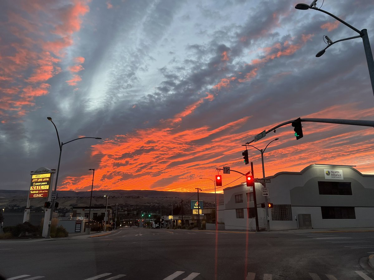 ArchEcker's tweet image. No filter. Just sunrise over Wenatchee Washington this morning. Photo doesn’t do justice.
