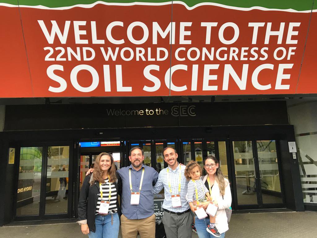 rletesb's tweet photo. Meeting some former colleagues and friends from @cena_usp @usp_sao  at @WorldSoils2022 @marcelogaldos @FrazaoLeidivan @ZaniCaioF https://t.co/Dq9FGEufoK