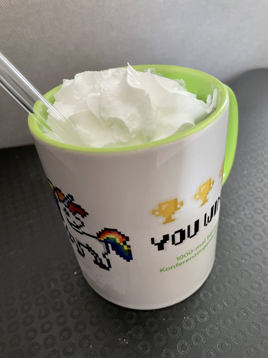 Bei den Temperaturen muss es einfach ein (veganer) Eiskaffee sein. Natürlich in meiner Lieblings-#DHInAMug @dh_mug: meine @dhd2022-Orga-Tasse 🥰😍