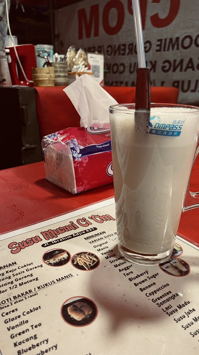 satia_nagara's tweet photo. Sepulang kantor cari doping dulu biar sampai rumah tidur pulas #STMJ #susumurni #kulinermalambandung https://t.co/YyhNNfrZbj