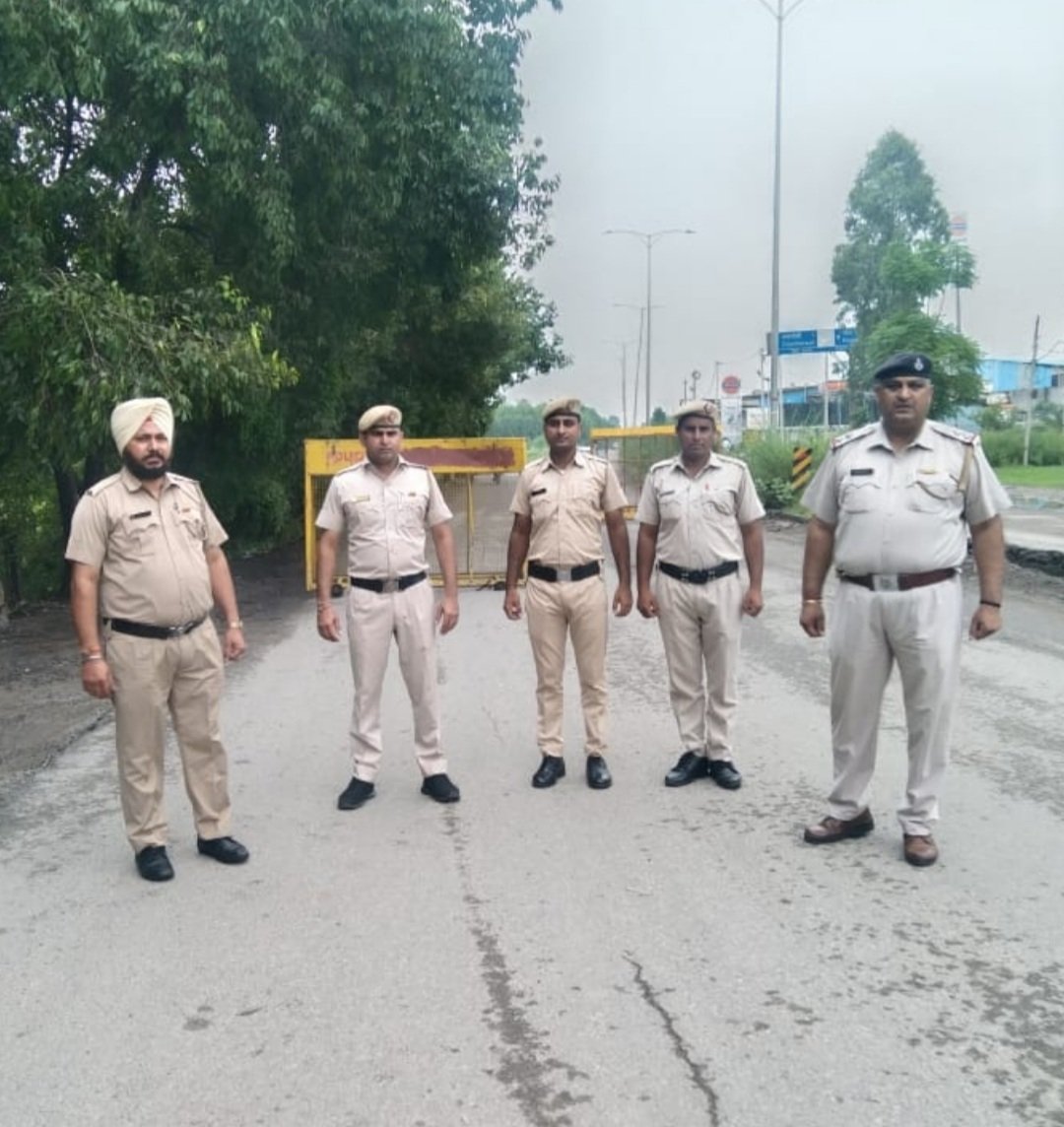 PoliceYnr's tweet photo. ADGPश्रीकांत जाधव के निर्देशनुसार जिला मे वीरवार को 10 से 2 बजे तक सीलिंग प्लान के तहत की गई नाकाबंदी। 30 नाको व 7 चेकिंग पार्टियो ने 1751 संदिग्ध वाहनों की जांच की। 177 वाहनो के चालान कर 2 इम्पाउंड किये। अपराध को शून्य करने के लिए पुलिस नियमित कर रही है कार्रवाई
@police_haryana https://t.co/v1y9O3IjPj