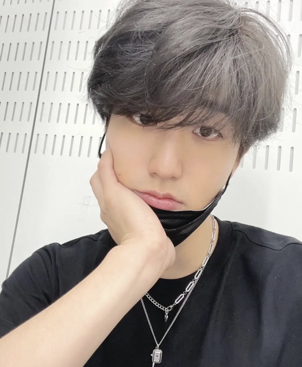 semua orang di dunia harus tau ada han jisung keren di dunia ini. alias gUE PUSING DAN STRES HAN JISUNG GANTENG BGT😭😭😭😭