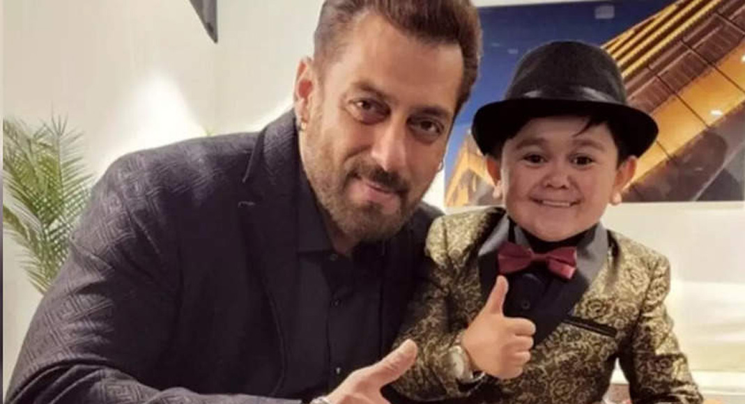 AbsoluteIndNews's tweet photo. World’s ‘Smallest’ Singer #AbduRozic to feature in #SalmanKhan’s #Bhaijaan 
https://t.co/cBhZWIAeOj
@AbsoluteIndNews @BeingSalmanKhan @abdurozic @bollywood_life @FarhadSamji
#absoluteindia #KabhiEidKabhiDiwali #bollywood #bollywoodactor https://t.co/auU6B1Q1C3