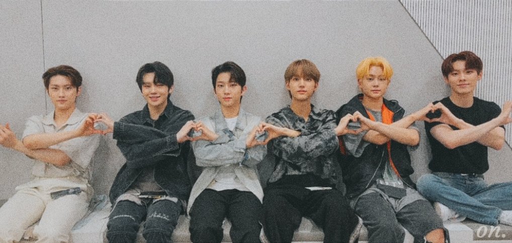 tnxonfilms's tweet photo. [040822] — TNX first OT6 weverse live 💫

#TNX #티엔엑스 @TNX_Official @TNX_twt https://t.co/WMF8nUhRWD