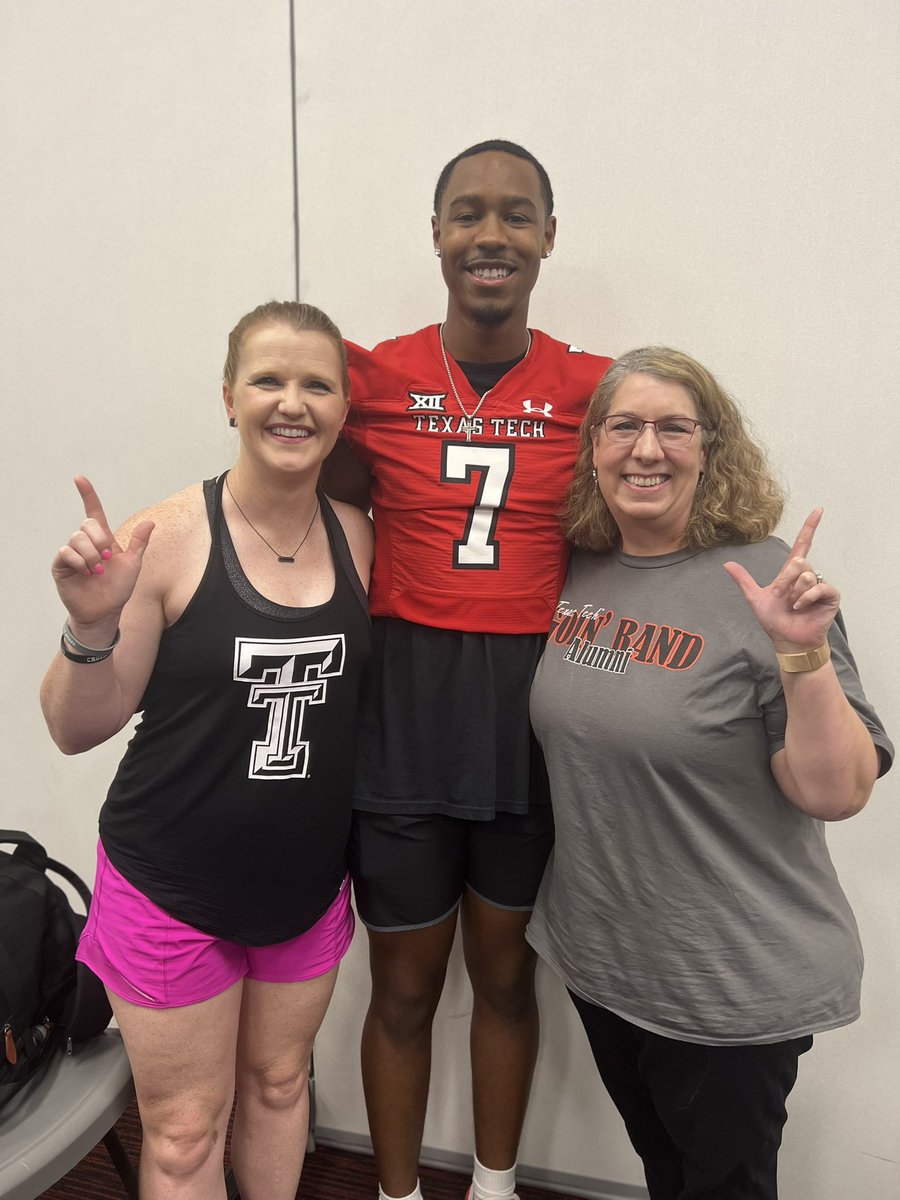 sarah_burleson's tweet photo. Such a fun night at @TexasTechFB women’s clinic! Got to play catch with @BehrenMorton, do lots of football drills, and snagged a picture with Frenship 🐅 grad @SmittyJawns! 🌵👆🏻🔴⚫️
#womenbehindthebrand #texastechfootball #ineedadvil https://t.co/DVRnIFAtDp
