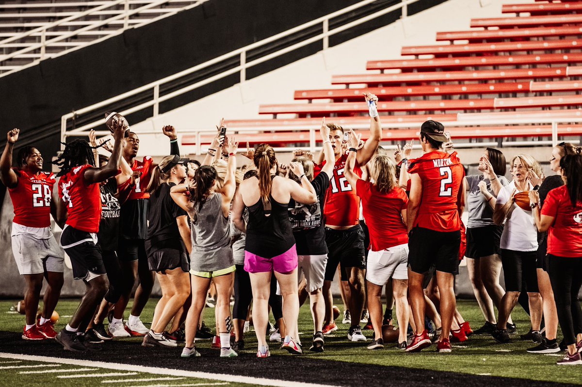 sarah_burleson's tweet photo. Such a fun night at @TexasTechFB women’s clinic! Got to play catch with @BehrenMorton, do lots of football drills, and snagged a picture with Frenship 🐅 grad @SmittyJawns! 🌵👆🏻🔴⚫️
#womenbehindthebrand #texastechfootball #ineedadvil https://t.co/DVRnIFAtDp