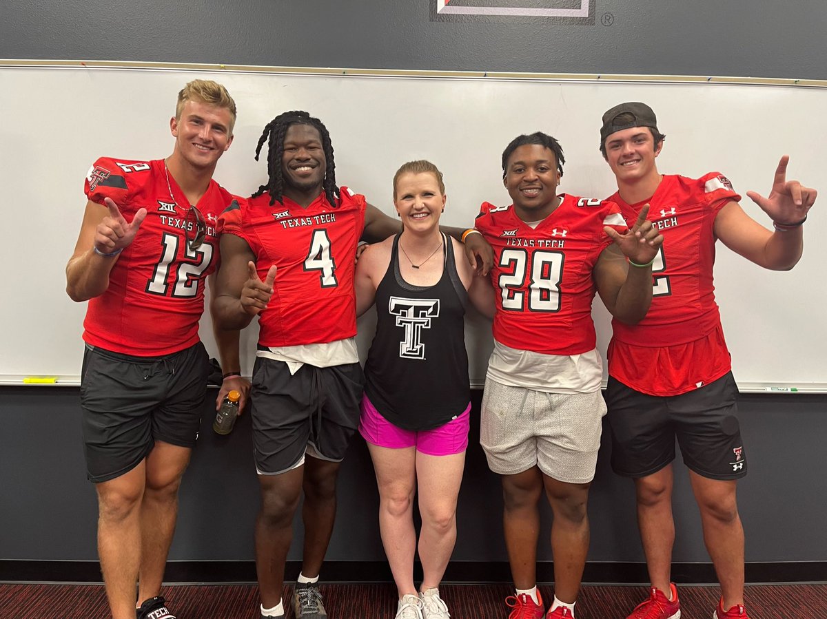 sarah_burleson's tweet photo. Such a fun night at @TexasTechFB women’s clinic! Got to play catch with @BehrenMorton, do lots of football drills, and snagged a picture with Frenship 🐅 grad @SmittyJawns! 🌵👆🏻🔴⚫️
#womenbehindthebrand #texastechfootball #ineedadvil https://t.co/DVRnIFAtDp