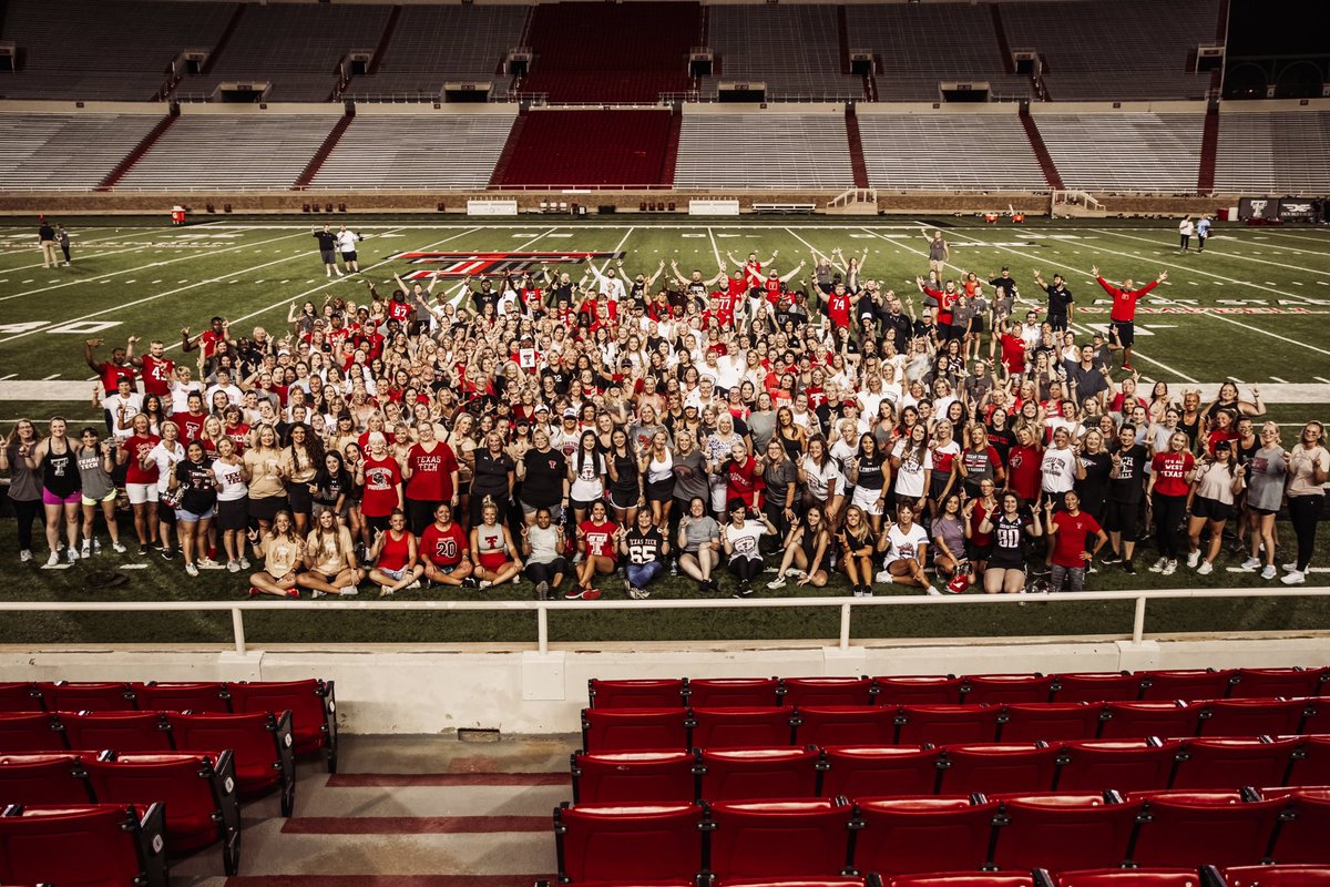 sarah_burleson's tweet photo. Such a fun night at @TexasTechFB women’s clinic! Got to play catch with @BehrenMorton, do lots of football drills, and snagged a picture with Frenship 🐅 grad @SmittyJawns! 🌵👆🏻🔴⚫️
#womenbehindthebrand #texastechfootball #ineedadvil https://t.co/DVRnIFAtDp
