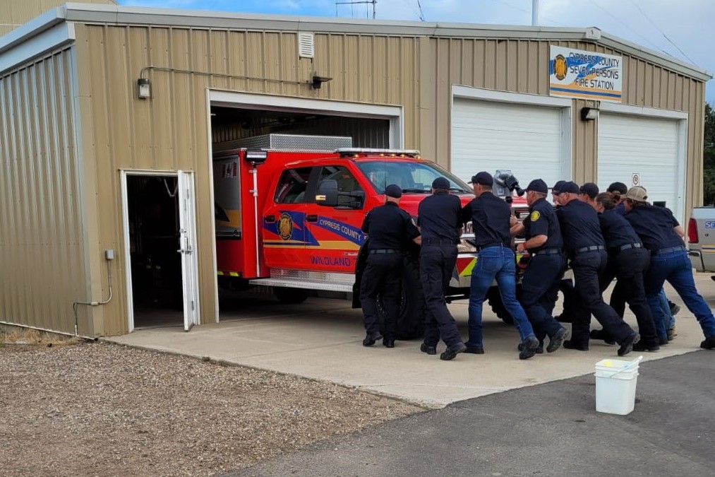 Seahawk_Service's tweet image. Congratulations to Cypress County (Seven Persons, AB) on the Delivery of your new Acres Stealth Apparatus.
Thank you for you Trust in Sea Hawk and Acres to provide you with this beautiful truck.