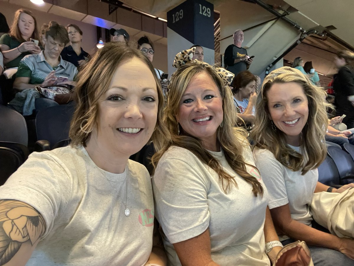 MindiGilder's tweet photo. Convocation with my awesome team!  Ready to get this year started! @McSpeddenES @mcspedden_third #FISDmadetoshine https://t.co/D1REFMFOGw