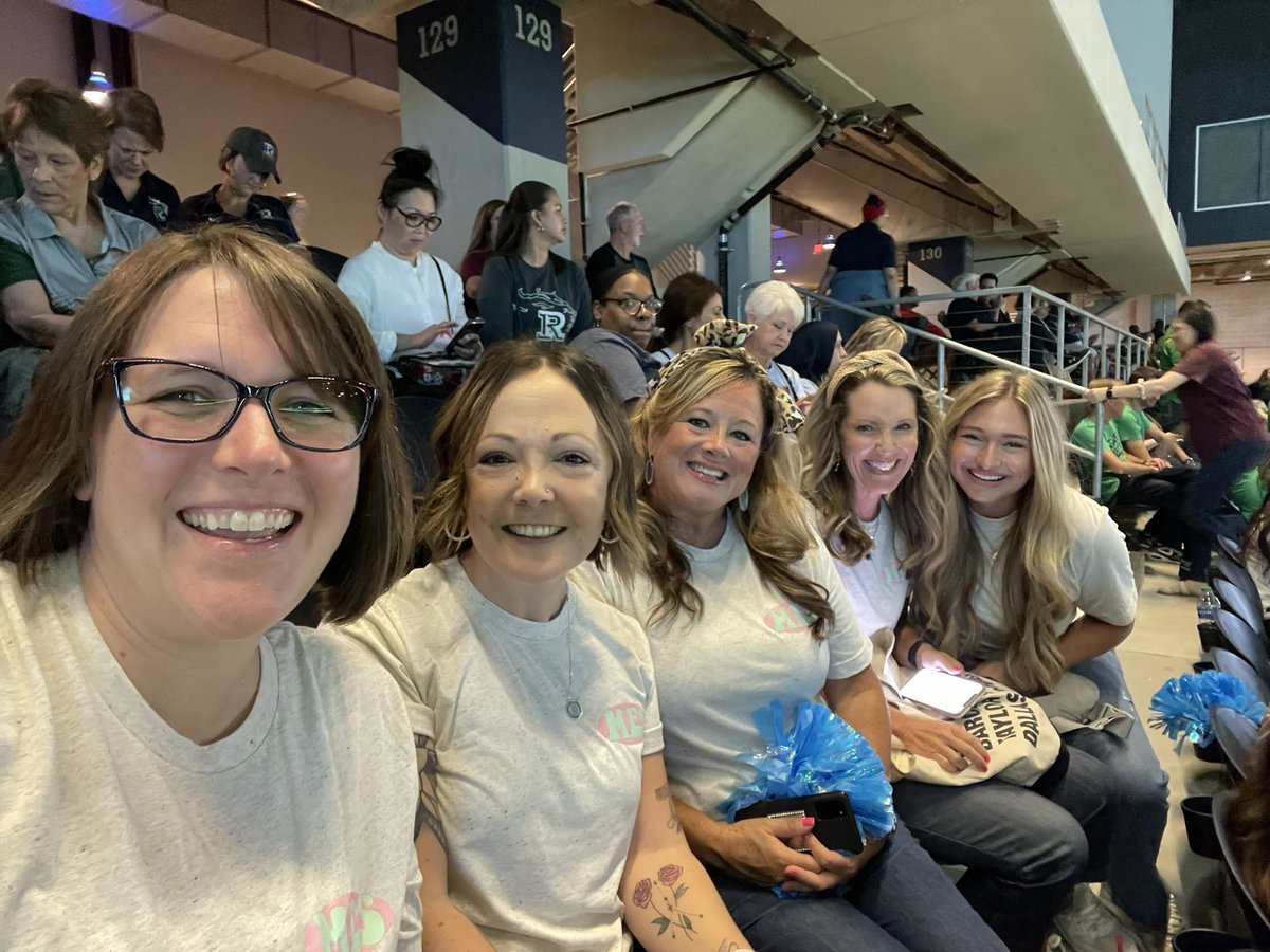 MindiGilder's tweet photo. Convocation with my awesome team!  Ready to get this year started! @McSpeddenES @mcspedden_third #FISDmadetoshine https://t.co/D1REFMFOGw