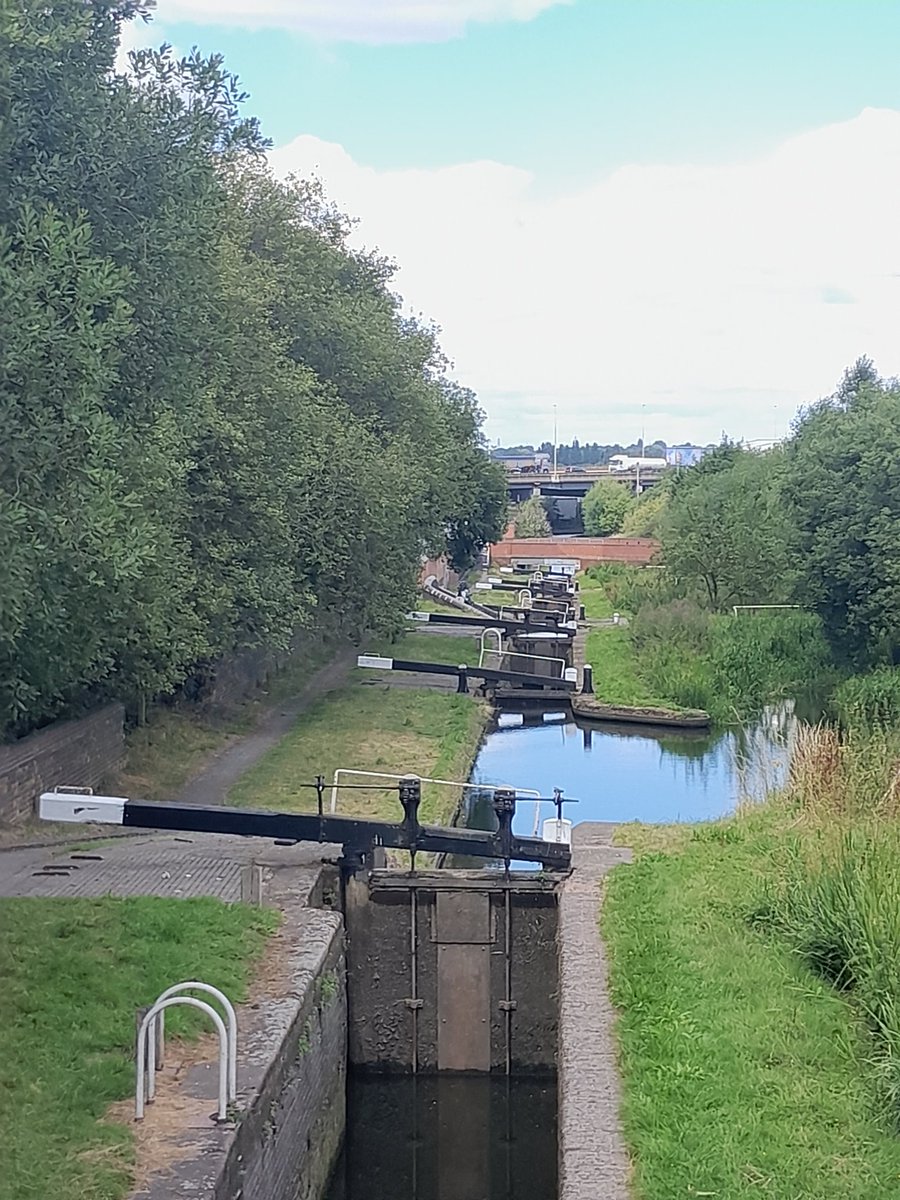 We had a very productive day today with the customer service volunteers. Clearing the access point between the old main line and new main line at Spon Lane and also painting the locks at titford! <a href="/SRamseyCRT/">SRamseyCRT</a> <a href="/CRTWestMidlands/">Canal & River Trust West Midlands</a> @CRTvolunteers