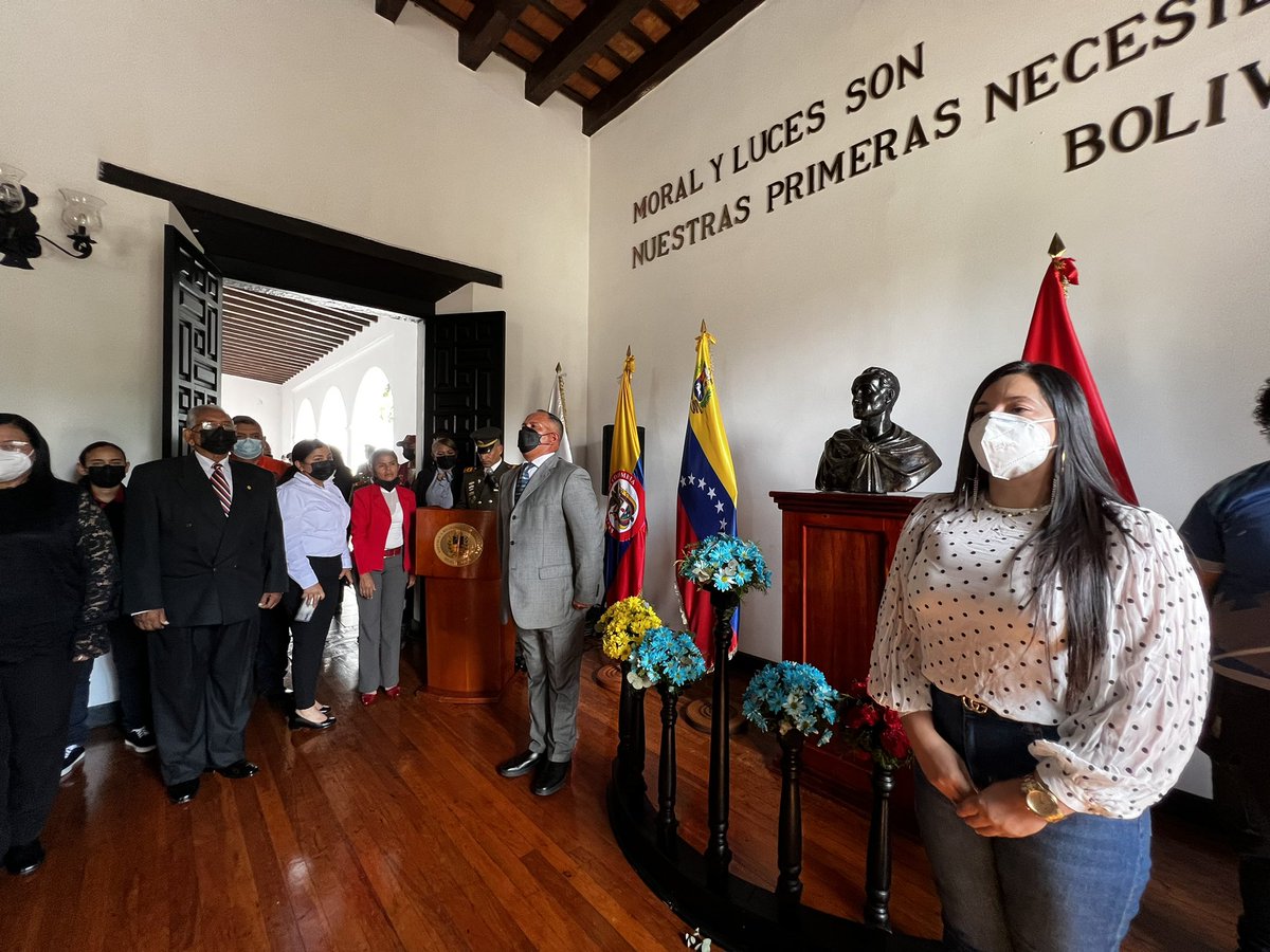 comandosergioh's tweet photo. Realizamos la ofrenda floral ante la imagen del Padre de la Patria en la casa del congreso de Angostura en Ciudad Bolívar #MaduroIndestructible https://t.co/TisGJrQqoX