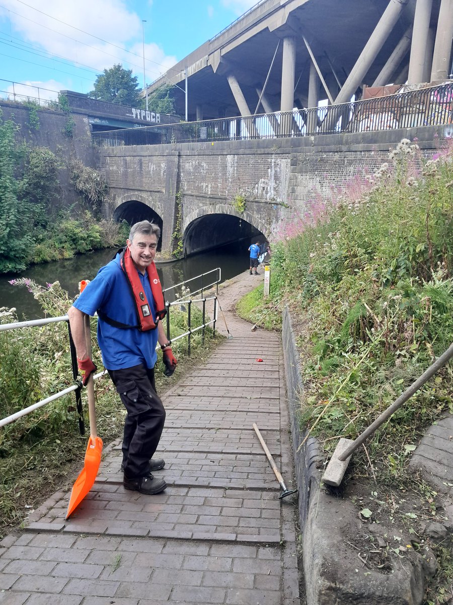 NathanCRT4's tweet photo. We had a very productive day today with the customer service volunteers. Clearing the access point between the old main line and new main line at Spon Lane and also painting the locks at titford! @SRamseyCRT @CRTWestMidlands @CRTvolunteers https://t.co/DJtLEERdEW
