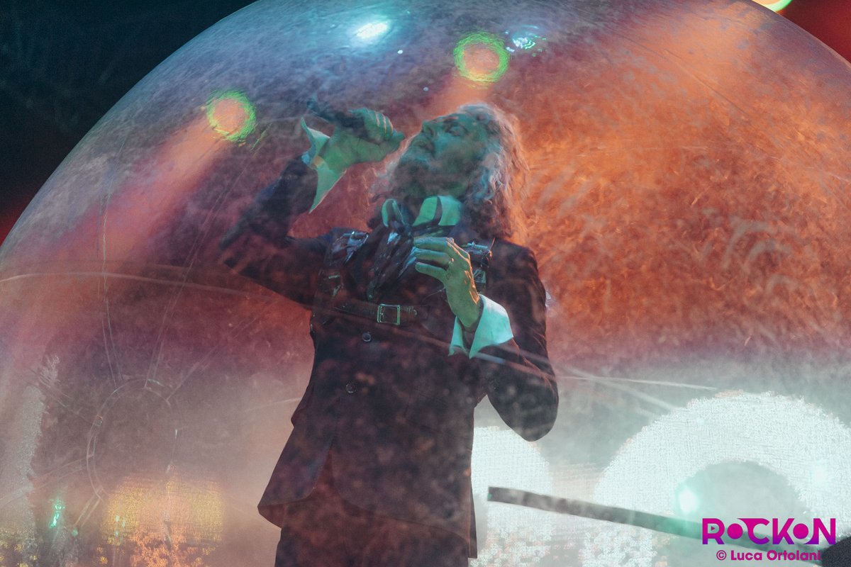 rockonitalia's tweet photo. #Acieloaperto: guarda le foto e scopri la scaletta del concerto dei The FLAMING LIPS

📸➡️ https://t.co/raOTdF5Iiz https://t.co/W8a1zPUas1