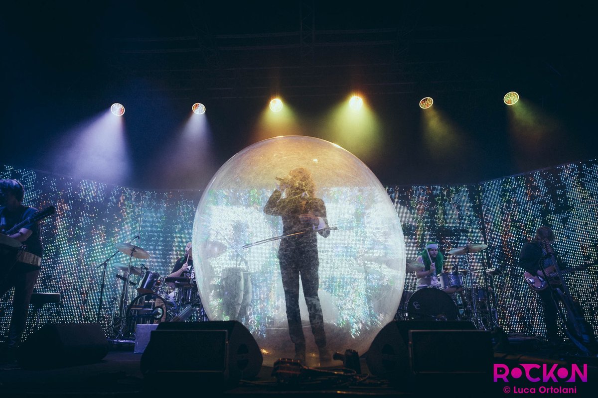 rockonitalia's tweet photo. #Acieloaperto: guarda le foto e scopri la scaletta del concerto dei The FLAMING LIPS

📸➡️ https://t.co/raOTdF5Iiz https://t.co/W8a1zPUas1