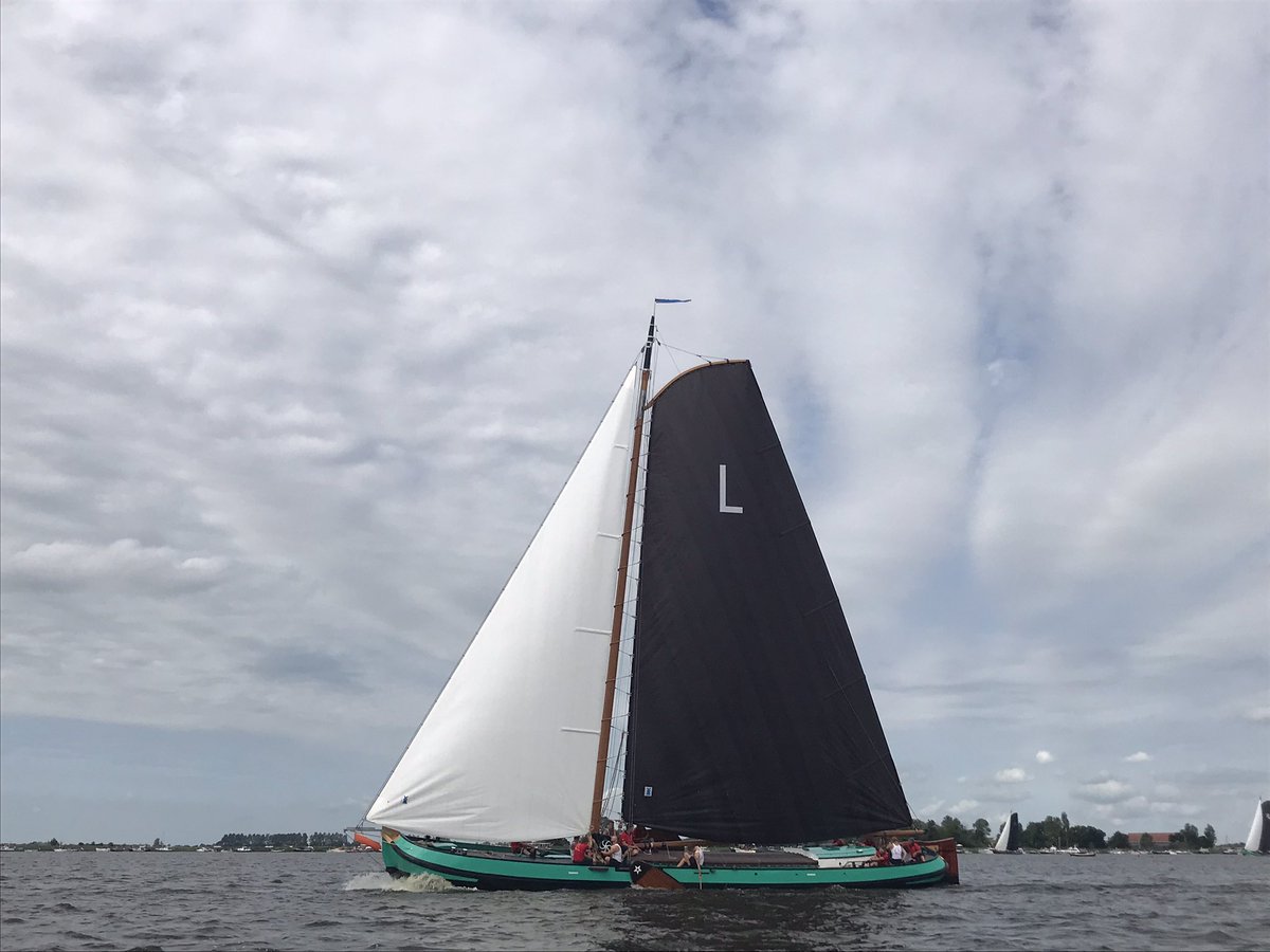 SKSskutsjesilen's tweet photo. Klassementsleider Lemmer met de oranje wimpel aan de opstekker. #SKS22 https://t.co/ARlBLGSAQ6