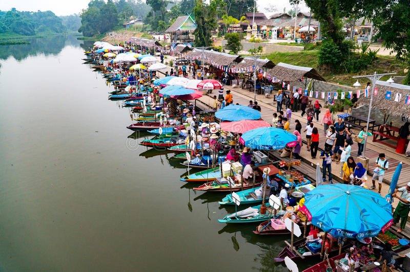 myjoe_'s tweet photo. Khlong Hae Floating Market Hatyai akan dibuka semula bermula 5 Ogos 2022 selepas ditutup akibat COVID19. Rindu nak minum air dalam buluh 😂 https://t.co/4r6oJ6Dpfa