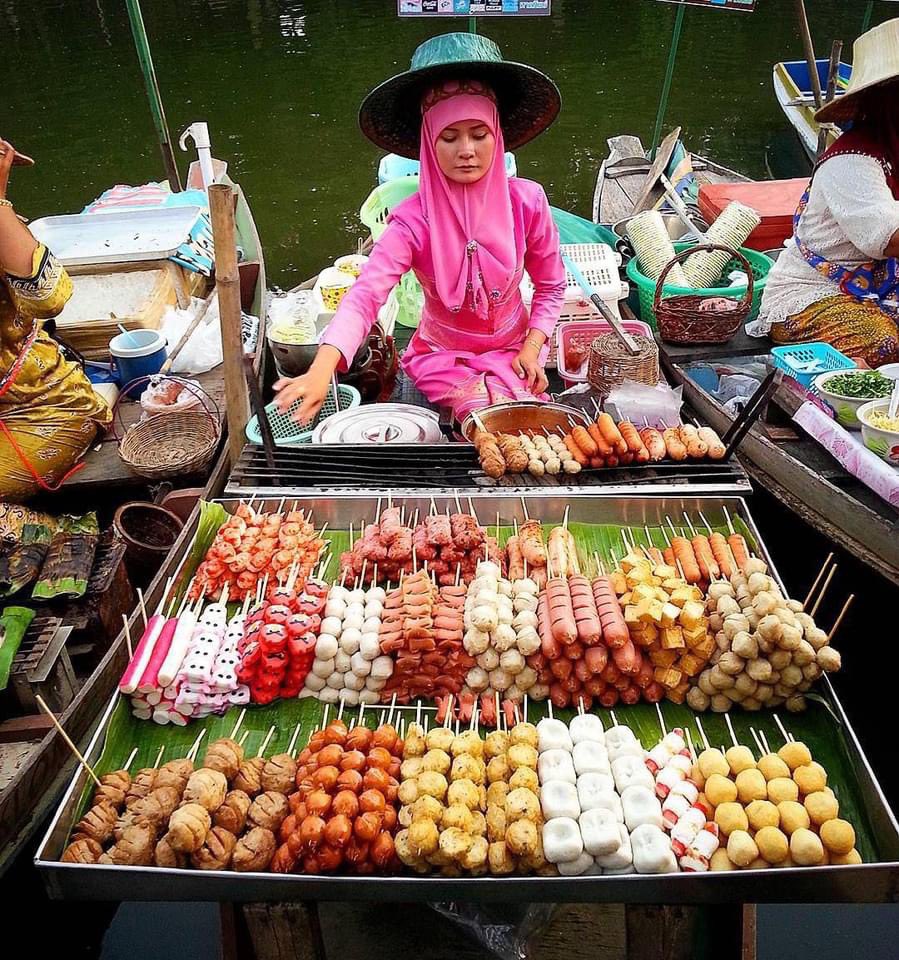 myjoe_'s tweet photo. Khlong Hae Floating Market Hatyai akan dibuka semula bermula 5 Ogos 2022 selepas ditutup akibat COVID19. Rindu nak minum air dalam buluh 😂 https://t.co/4r6oJ6Dpfa