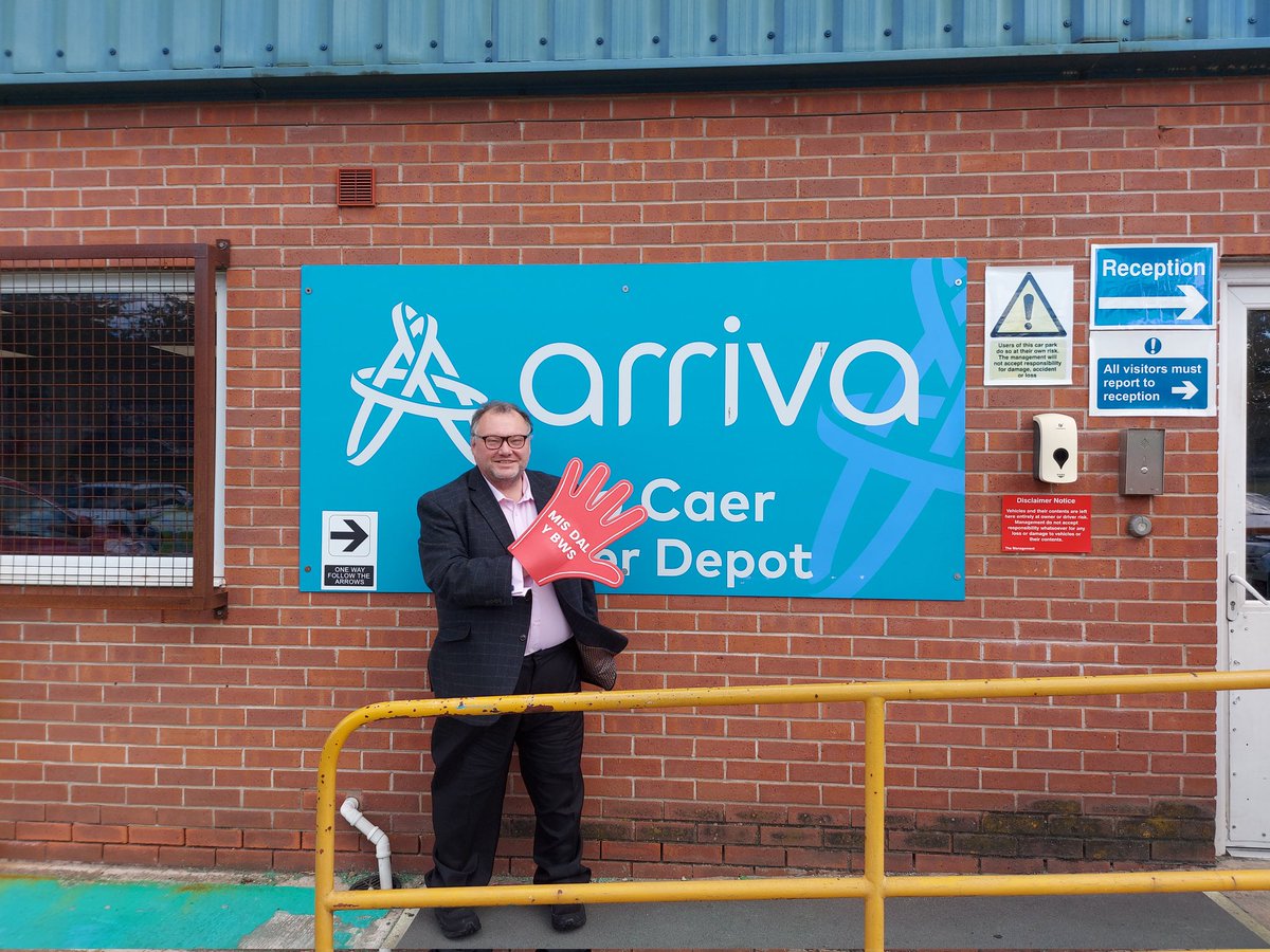 BarclayBusUsers's tweet photo. Good to catch up today and talk all things buses with the team @arrivabuswales We also discussed plans for #CatchTheBusWeek #MisDalYBws looking at some events in September. @BusUsersUK https://t.co/xgUGHeutRl