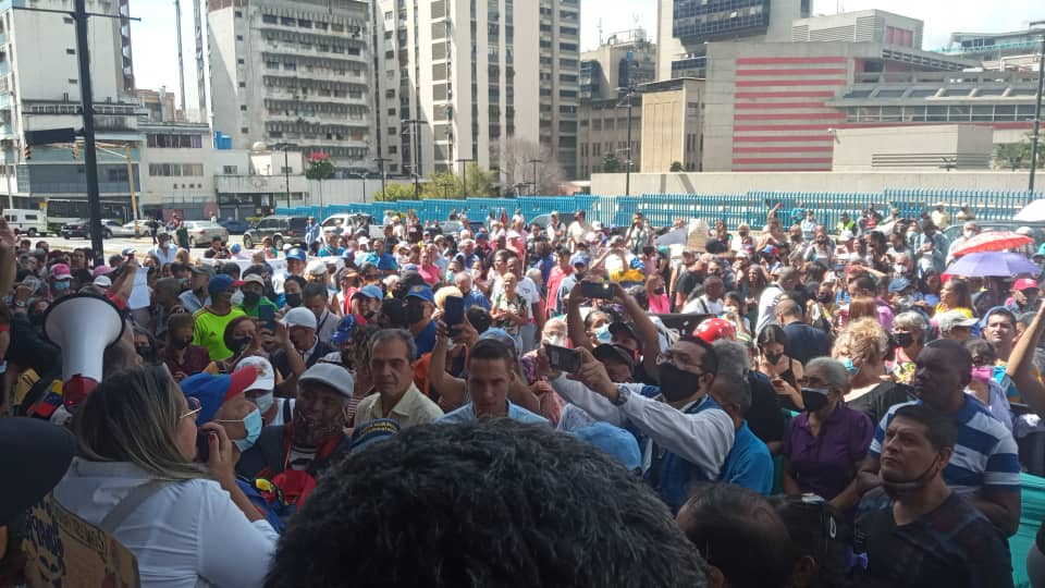 grisisanch's tweet photo. #Caracas dando el ejemplo en la #ProtestaMagisterial, aquí estamos en las puertas del Ministerio de Educación

Pueblo de Venezuela la #OnapreNosEstafa

Exigimos a Maduro entre otras cosas el pago inmediato de #BonoVacacionalYRecreacionalYa

El @GremioDocente se respeta

🇻🇪💪🔄🚀 https://t.co/FTJIpKNLWO
